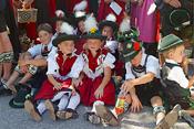 Kinder in landes�blicher Tracht beim Gaufest 2003
